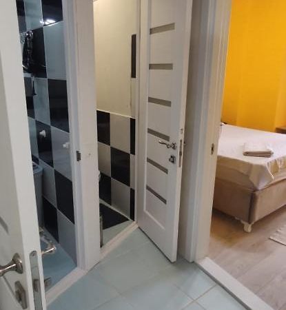 One Room With A Shared Bathroom คีชีเนา ภายนอก รูปภาพ