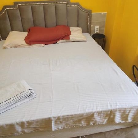 One Room With A Shared Bathroom คีชีเนา ภายนอก รูปภาพ